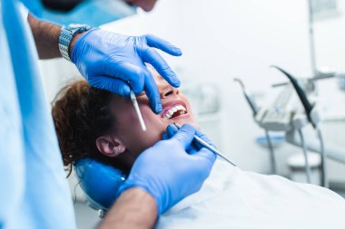 Güzel genç kadın diş hekimi ofisinde diş tedavisi olan. 