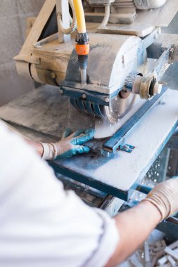 Endüstriyel dairesel testere bıçakları ile kumtaşı kesme sanayi işçisi