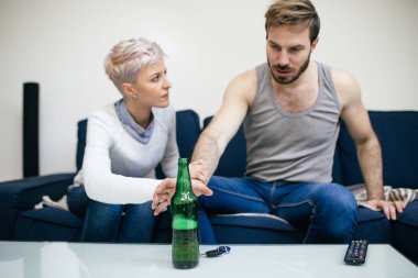 Yakışıklı genç adam sorunlarını psikologla konuşuyor..