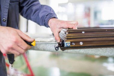 Alüminyum, ahşap ve pvc pencere ve kapı üretimi için fabrika. Pvc kapı ve pencereleri monte eden el işçisi. Seçici odaklama. 