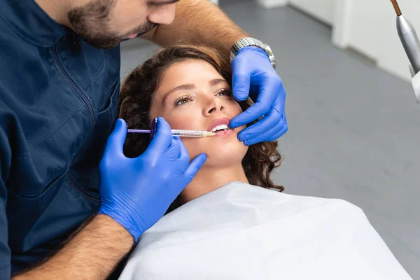 Hermosa Mujer Joven Que Recibe Tratamiento Con Inyección Botox Colágeno —  Fotos de Stock