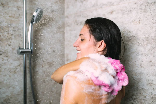 Mooie Vrouw Nemen Douche Haar Badkamer — Stockfoto