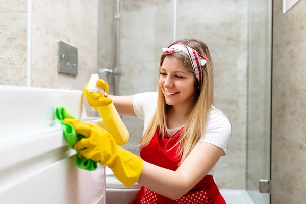 Jonge Gelukkige Vrouw Schoonmaak Huis Badkamer — Stockfoto