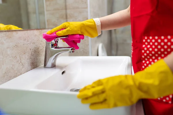 Close Shot Van Vrouw Hand Schoonmaak Huis Badkamer — Stockfoto