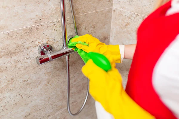 妇女手清洁房子浴室的特写镜头 — 图库照片