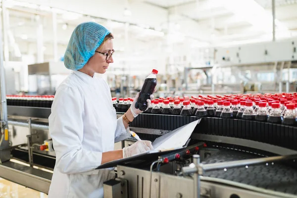 Jonge Gelukkige Vrouwelijke Werknemer Bottelen Fabriek Controleren Waterflessen Gallons Voor — Stockfoto