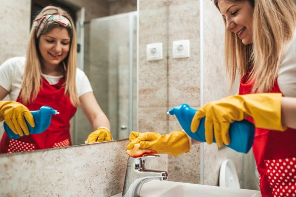 Jovem Feliz Mulher Limpeza Casa Banho — Fotografia de Stock