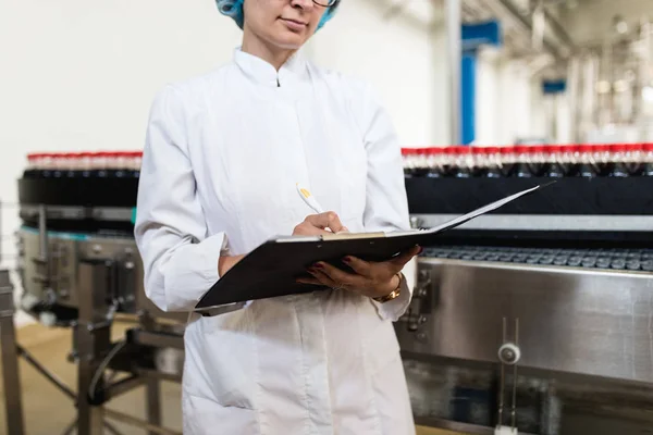 Pekerja Wanita Pabrik Pembotolan Memeriksa Botol Jus Sebelum Pengiriman Kontrol — Stok Foto