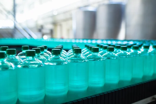 装瓶厂 水装瓶生产线 用于加工和装瓶纯泉水到瓶子中 选择性聚焦 — 图库照片