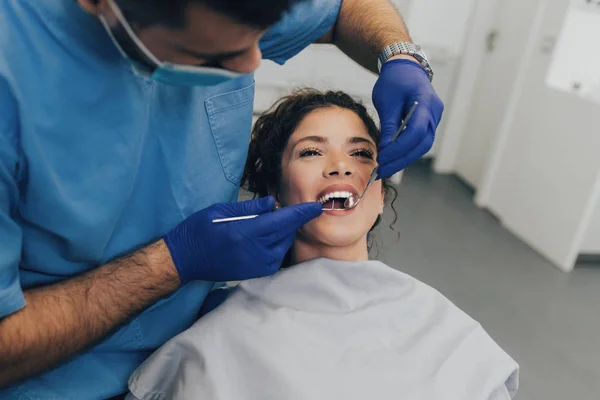 Hermosa Mujer Joven Que Recibe Tratamiento Dental Consultorio Del Dentista —  Fotos de Stock