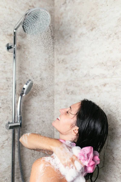Όμορφη Γυναίκα Που Κάνει Ντους Στο Μπάνιο Της — Φωτογραφία Αρχείου