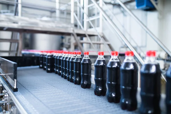 瓶装厂 用于加工和装瓶的黑色果汁装瓶生产线有选择的重点 — 图库照片