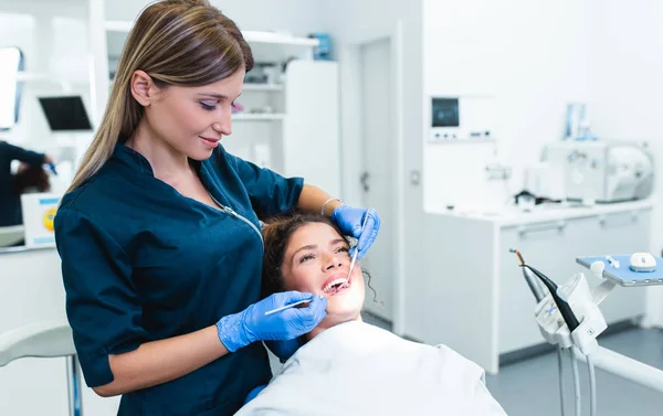 Wanita Muda Cantik Memiliki Perawatan Gigi Kantor Dokter Gigi — Stok Foto