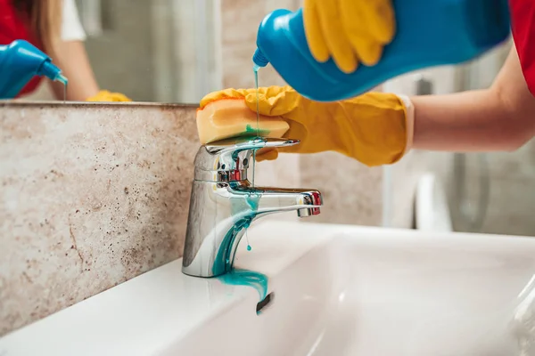 Primer Plano Del Baño Casa Limpieza Manos Mujer —  Fotos de Stock