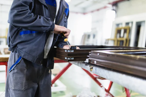 Fabryka Produkcji Okien Drzwi Aluminiowych Drewnianych Pcv Ręczny Proces Montażu — Zdjęcie stockowe