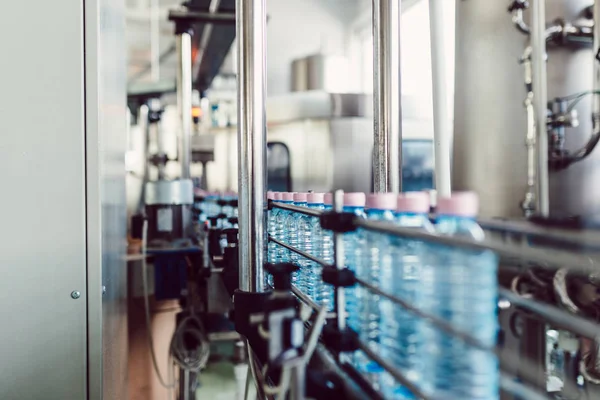 装瓶厂 用于加工碳酸水并将碳酸水装瓶到瓶子中的水装瓶生产线 选择性聚焦 — 图库照片