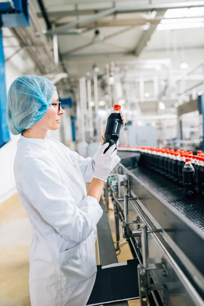 Jonge Gelukkige Vrouwelijke Werknemer Bottelen Fabriek Controleren Waterflessen Gallons Voor — Stockfoto