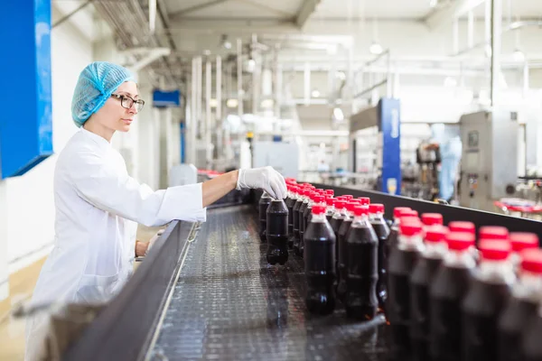 Trabajadora Fábrica Embotellado Revisando Botellas Jugo Antes Del Envío Control — Foto de Stock