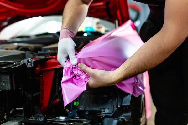 Especialista Envoltura Automóviles Poniendo Papel Vinilo Película Coche Enfoque Selectivo — Foto de Stock