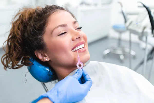 Hermosa Mujer Joven Que Recibe Tratamiento Dental Consultorio Del Dentista —  Fotos de Stock