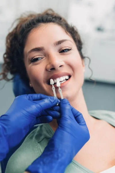 Hermosa Mujer Joven Que Recibe Tratamiento Dental Consultorio Del Dentista —  Fotos de Stock