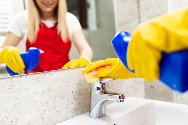 Junge Und Glückliche Frau Putzt Ihr Badezimmer — Stockfoto