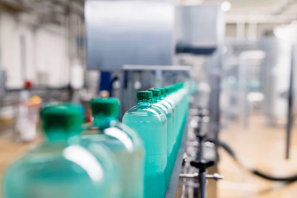 装瓶厂 用于加工碳酸水并将碳酸水装瓶到瓶子中的水装瓶生产线 选择性聚焦 — 图库照片
