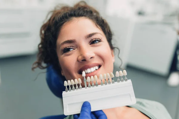 Hermosa Mujer Joven Que Recibe Tratamiento Dental Consultorio Del Dentista —  Fotos de Stock