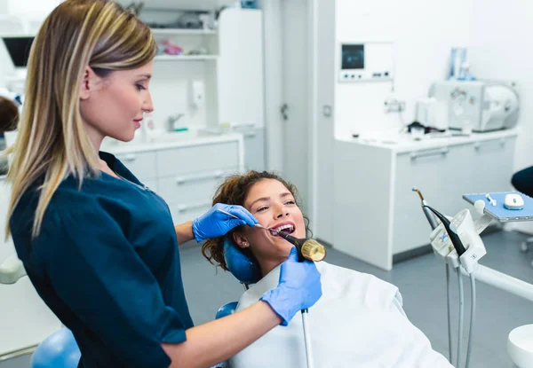 Wanita Muda Cantik Memiliki Perawatan Gigi Kantor Dokter Gigi — Stok Foto