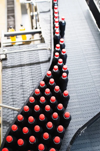 Fabryka Butelek Linia Butelkowania Czarnego Soku Przetwarzania Butelkowania Soku Butelki — Zdjęcie stockowe