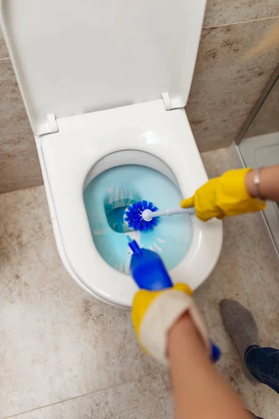 Close Shot Van Vrouw Hand Schoonmaak Huis Badkamer — Stockfoto