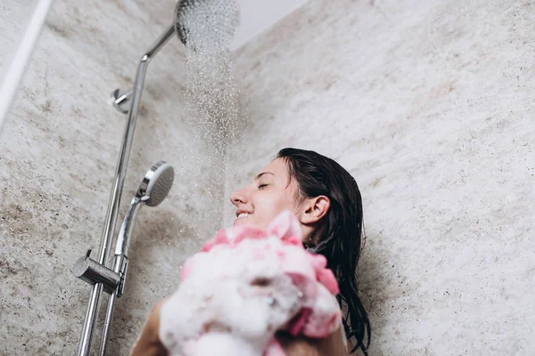 Mooie Vrouw Nemen Douche Haar Badkamer — Stockfoto