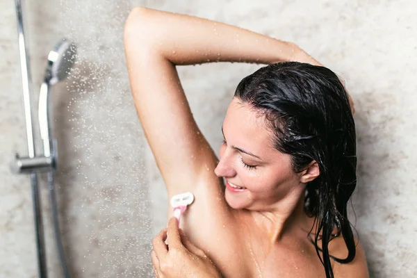 Hermosa Mujer Tomando Ducha Baño Afeitándose Las Axilas —  Fotos de Stock