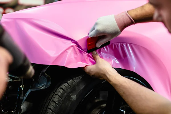 Especialista Envoltura Automóviles Poniendo Papel Vinilo Película Coche Enfoque Selectivo — Foto de Stock