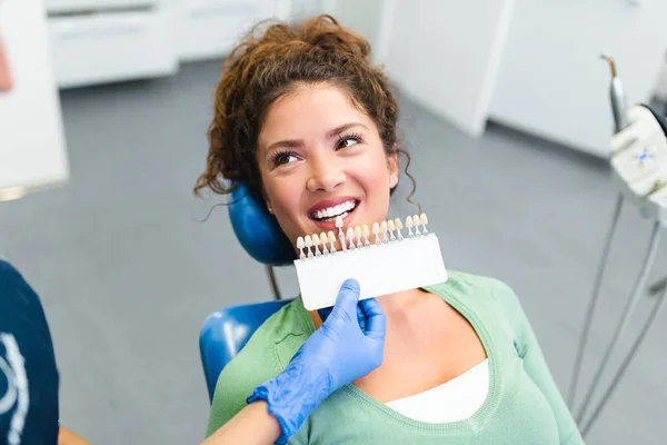 Hermosa Mujer Joven Que Recibe Tratamiento Dental Consultorio Del Dentista —  Fotos de Stock