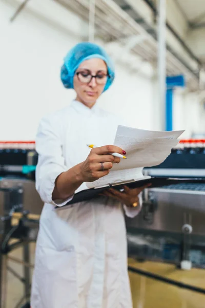 Jonge Gelukkige Vrouwelijke Werknemer Bottelen Fabriek Controleren Waterflessen Gallons Voor — Stockfoto