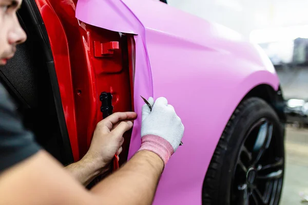 Especialista Embrulho Carro Colocando Folha Vinil Filme Carro Foco Seletivo — Fotografia de Stock