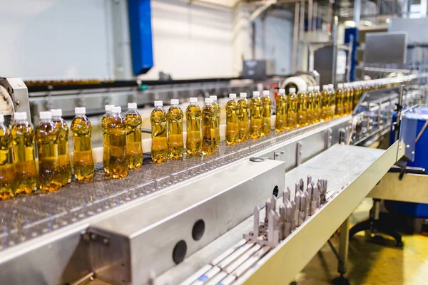 Fabryka Butelek Linia Butelkowania Soku Jabłkowego Przetwarzania Butelkowania Soku Butelki — Zdjęcie stockowe
