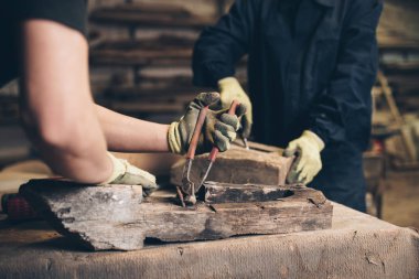 çalışma içinde onun ahşap ya da atölye marangoz. 