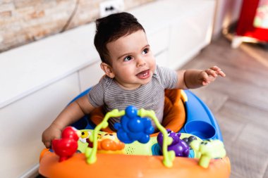 Oturma odasında sevimli küçük bir çocuk oynuyor..