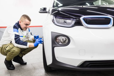 Elektrikli araba temizleme konsepti. Seçici odak. 