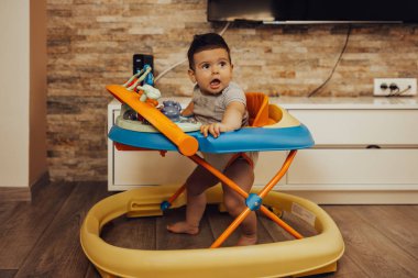 Oturma odasında sevimli küçük bir çocuk oynuyor..