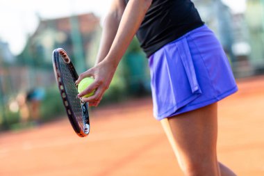 Açık tenis kortunda servis yapan genç bir kadın.. 