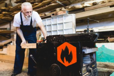 Olgun işçi bir atölyede çalışıyor.