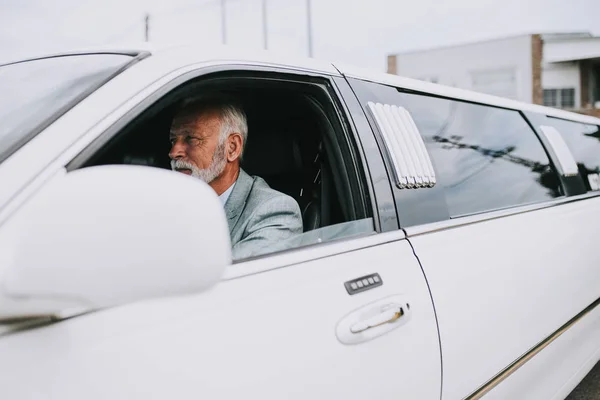 Senior Goed Uitziende Limousine Bestuurder Rijden Witte Luxe Limousine — Stockfoto