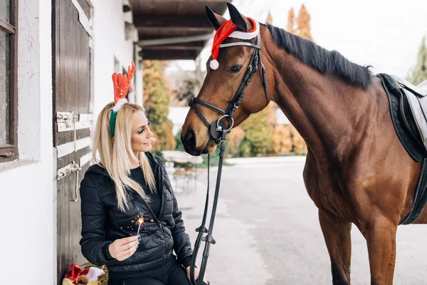 Krásná Mladá Žena Těší Svým Koněm Zimních Prázdninách — Stock fotografie