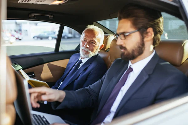 Senior Geschäftsmann Und Sein Assistent Sitzen Der Limousine Und Arbeiten — Stockfoto