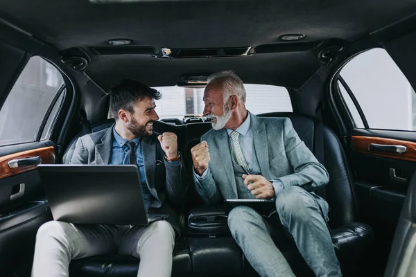 Senior Zakenman Zijn Assistent Zitten Limousine Werken Samen — Stockfoto