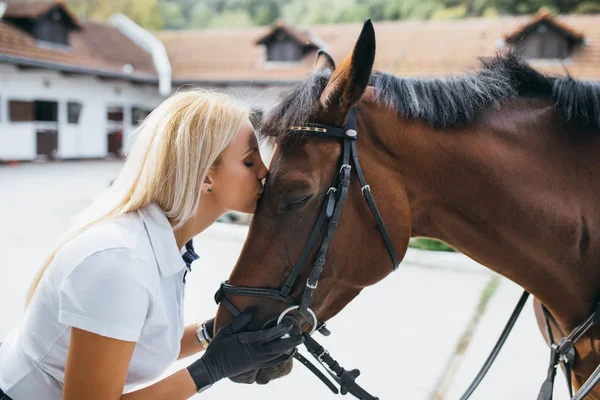 Piękna Młoda Kobieta Cieszy Się Konia Zewnątrz Ranczu — Zdjęcie stockowe