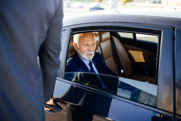 Senior Zakenman Zit Zijn Limousine Bedrijfsconcept Achterlicht — Stockfoto